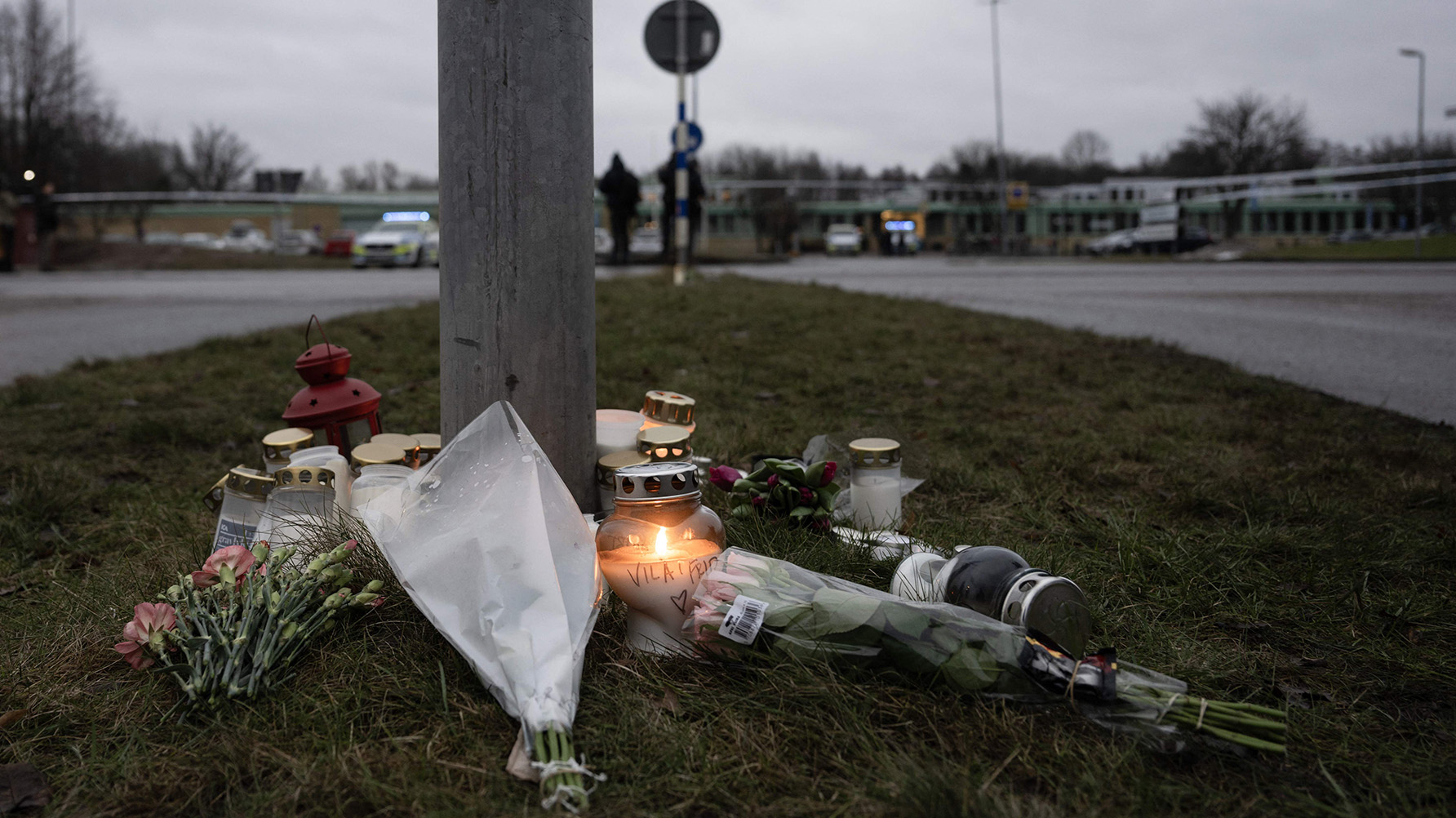 Minnesplats vid Campus Risbergska, efter skolskjutningen på tisdagen som krävt minst elva människors liv. Foto: TT/JONATHAN NACKSTRAND