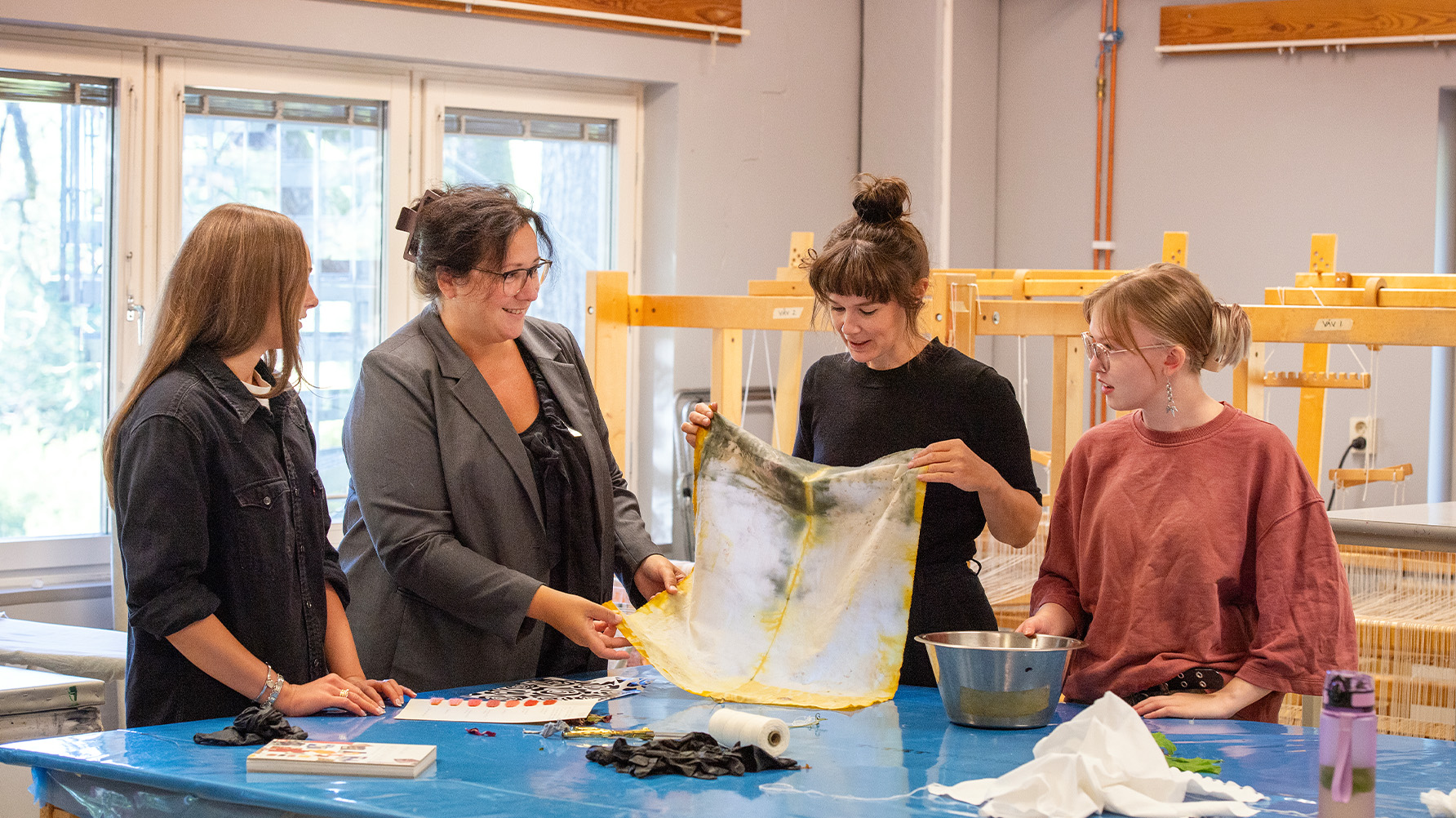Deltagaren Cornelia Mikaelsdotter tillsammans med rektor Gabriella Idholt, läraren Ida Lundell och deltagaren Jonna Persson. Foto: Anna Hållams