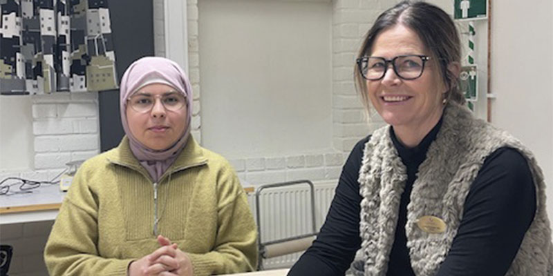 Ann-Charlotte Låks på Staffangymnasiet tillsammans med eleven Aya Saaeddin, som går sista året på teknikprogrammet, inför en anställningsintervju. Foto: Privat