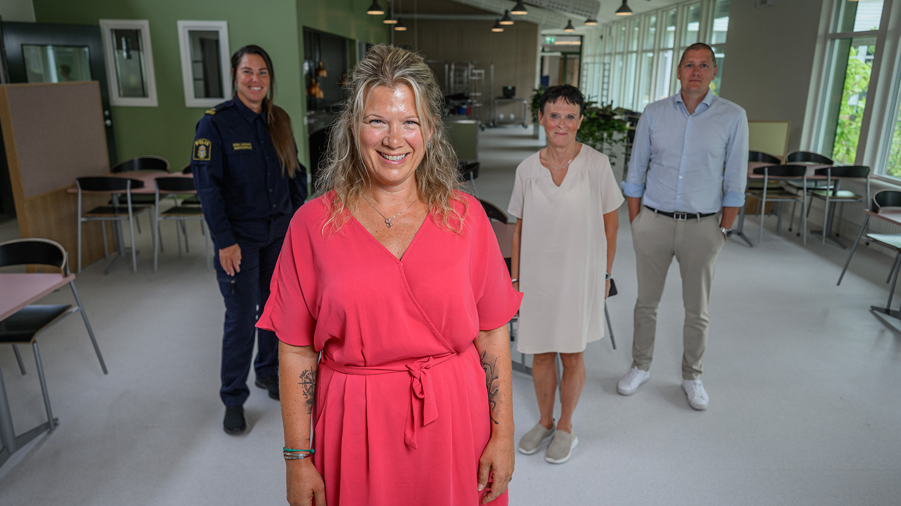 Från vänster: Stina Ljungdahl, kommunpolis i Halmstad, Lotta Karlsson, rektor Andersbergsskolan, Lotta Svensk, biträdande rektor Andersbergsskolan och Niklas Ståhl, chef för HFAB:s bostadssociala avdelning. Foto: Mathilda Schüler