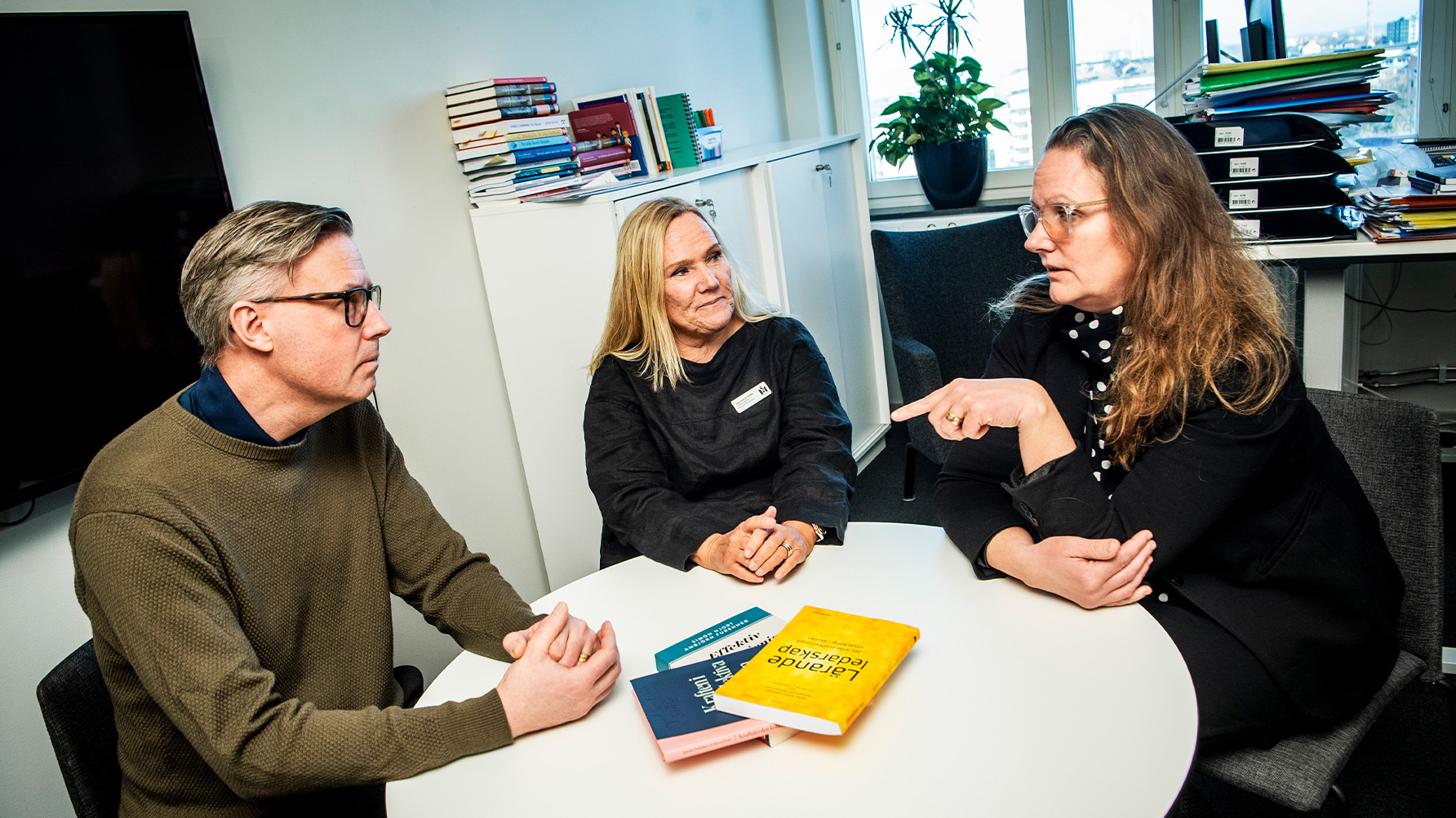 Ingrid Sundström Stokbro, utbildningschef grundskoleförvaltningen Malmö stad, Jenny Nyberg, rektor- och verksamhetsansvarig för västra rektorsområdet Malmö stad, och Lars Norqvist, universitetslektor vid Centrum för skolledarutveckling, Umeå universitet. Foto: Christian Örnberg
